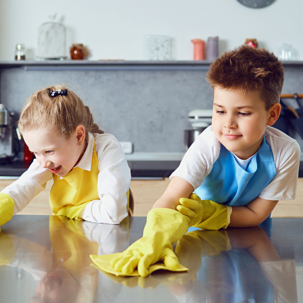 Niños limpiando la cocina